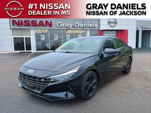 Used 2021 Hyundai Elantra SEL w/ Convenience + Premium Package FWD image 3