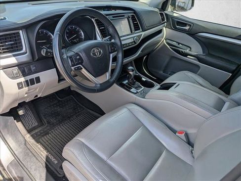 Used 2016 Toyota Highlander XLE AWD/4WD image 10