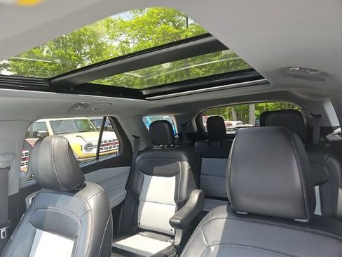 Used 2022 Ford Explorer XLT w/ Equipment Group 202A AWD/4WD image 18