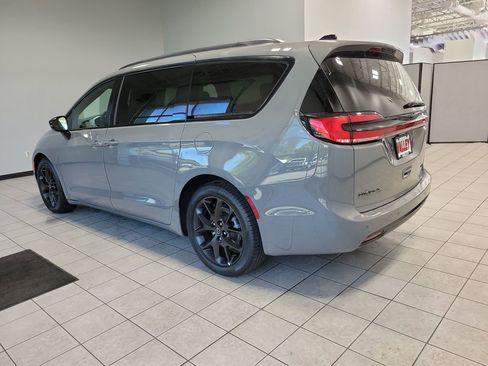 Used 2025 Chrysler Pacifica Limited image 48