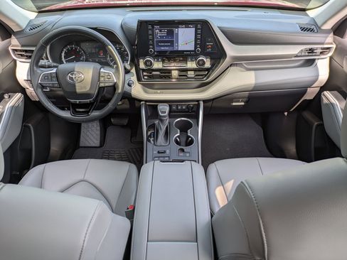 Used 2021 Toyota Highlander XLE image 19