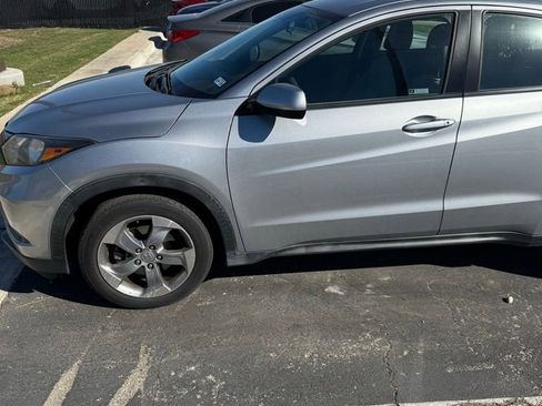Used 2018 Honda HR-V LX image 2