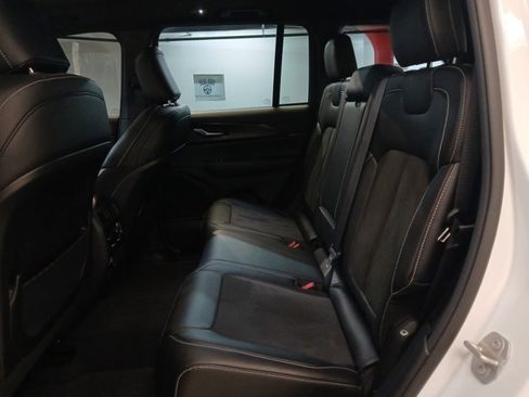 Used 2023 Jeep Grand Cherokee Altitude image 7