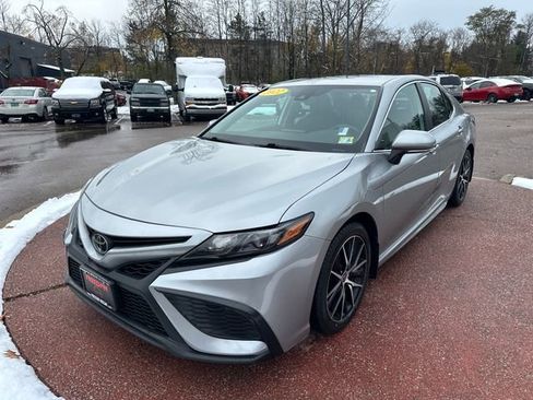 Used 2022 Toyota Camry SE image 1