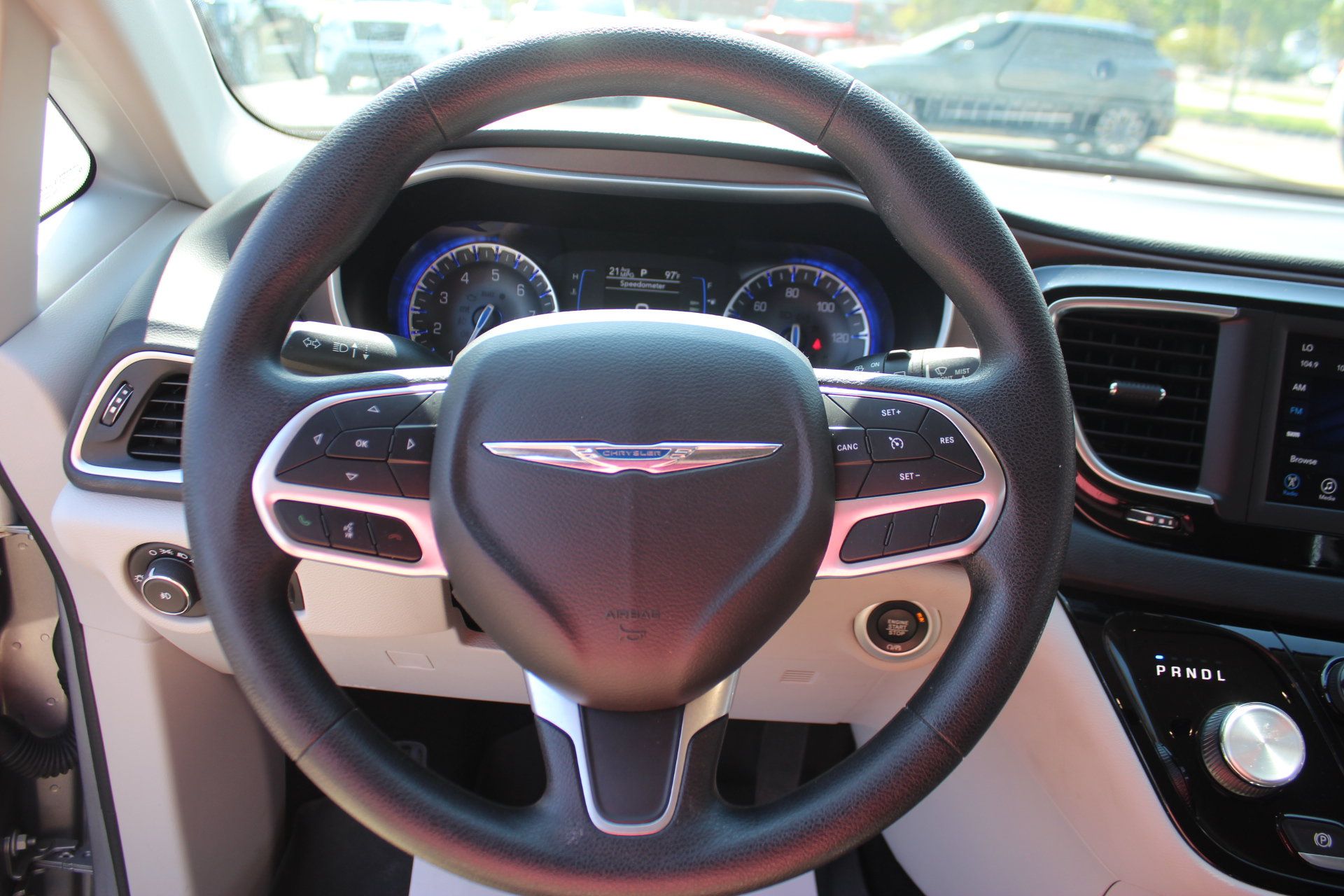 Used 2019 Chrysler Pacifica Touring Plus w/ Tire & Wheel Group FWD image 15