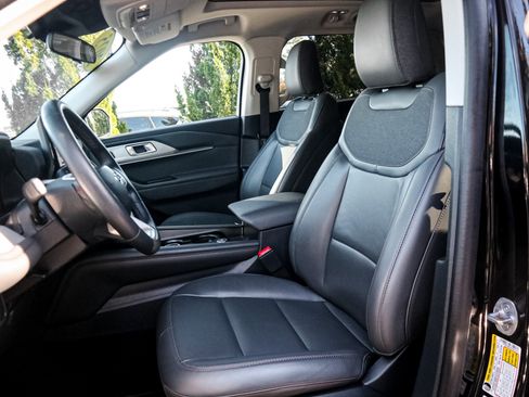 Used 2025 Ford Explorer Active w/ Active Comfort Package AWD/4WD image 16