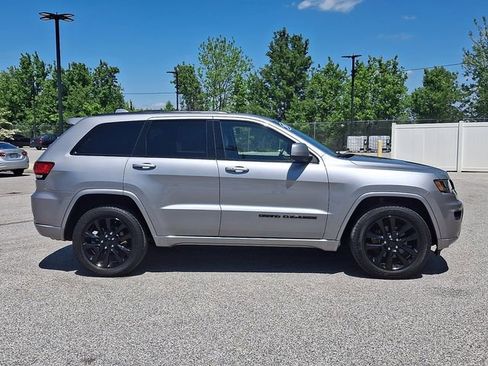 Used 2017 Jeep Grand Cherokee Altitude AWD/4WD image 10