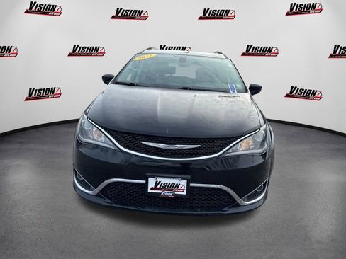 Used 2017 Chrysler Pacifica Touring-L image 2