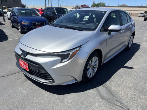 Used 2024 Toyota Corolla LE w/ LE Convenience Package FWD image 3