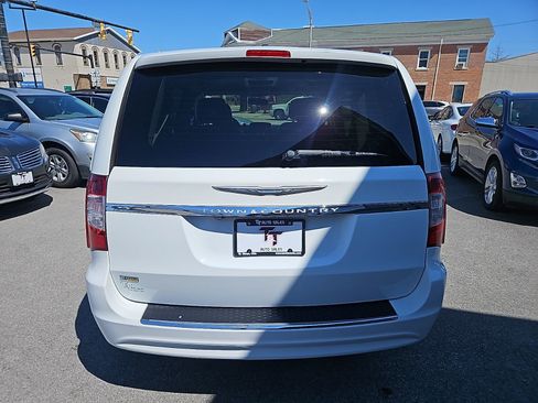 Used 2016 Chrysler Town & Country Touring image 5