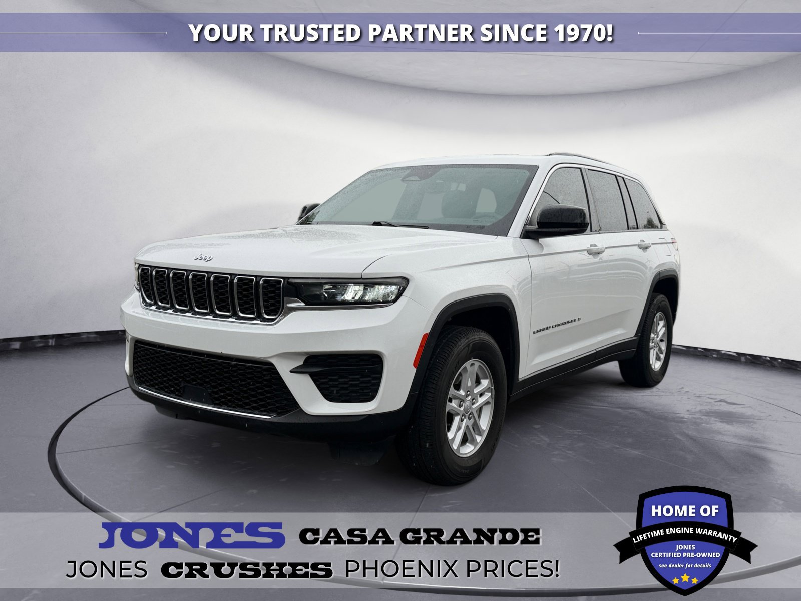 Used 2023 Jeep Grand Cherokee Laredo RWD image 1