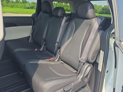 Used 2023 Kia Carnival EX FWD image 30