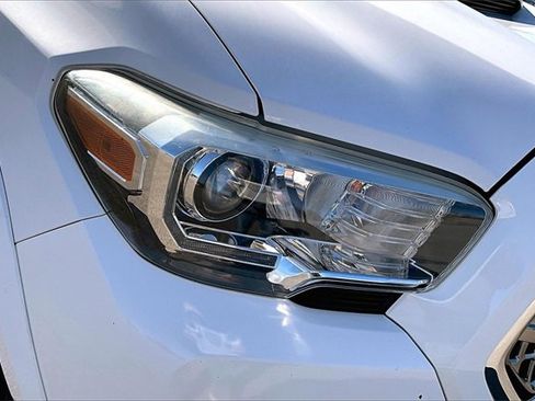 Used 2017 Toyota Tacoma TRD Sport image 24