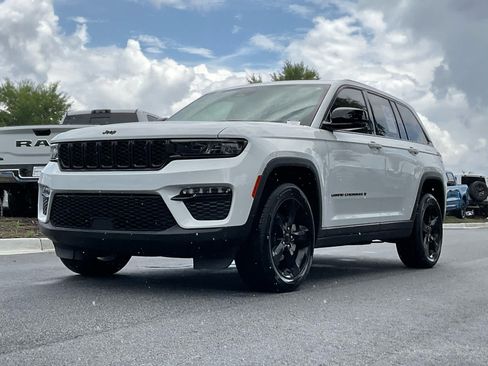 Used 2023 Jeep Grand Cherokee Limited w/ Black Appearance Package AWD/4WD image 9