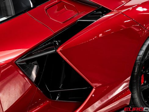 Used 2025 Lamborghini Revuelto image 17