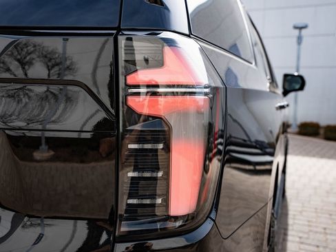 Used 2025 Chevrolet Suburban Z71 w/ Comfort Package image 9