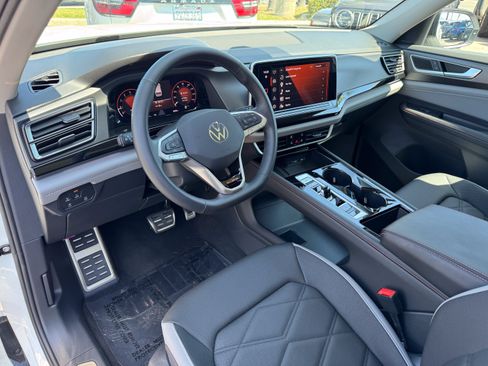 Used 2025 Volkswagen Atlas Peak Edition SE AWD/4WD image 17