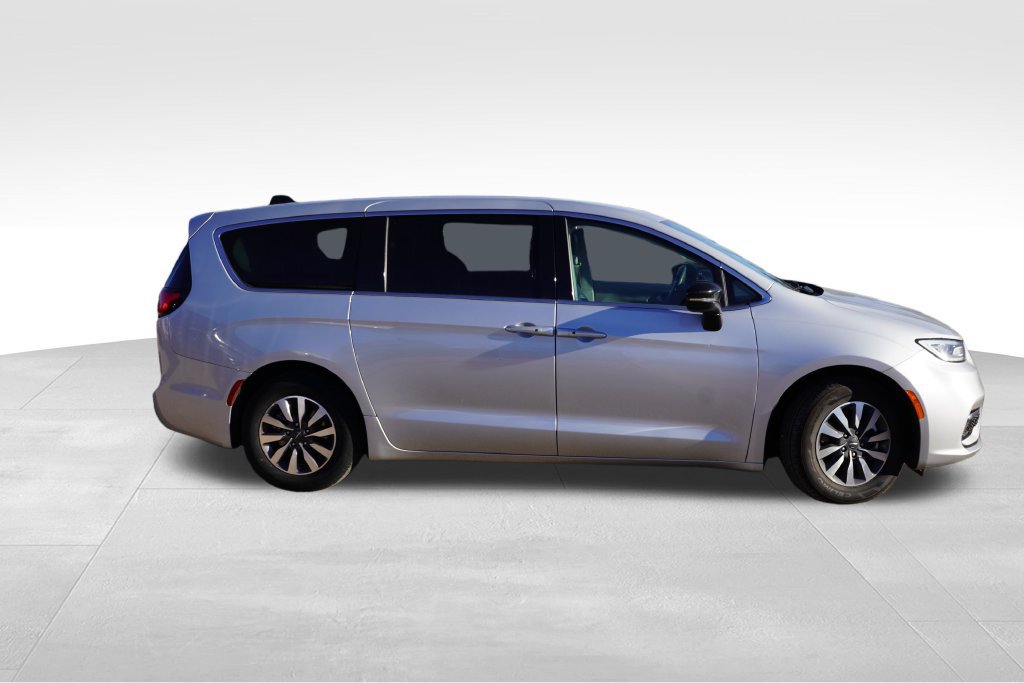 Used 2024 Chrysler Pacifica Limited FWD image 2