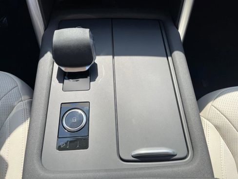 Used 2025 Land Rover Discovery S image 28