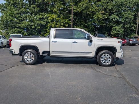Used 2025 Chevrolet Silverado 2500 High Country w/ High Country Premium Package AWD/4WD image 3