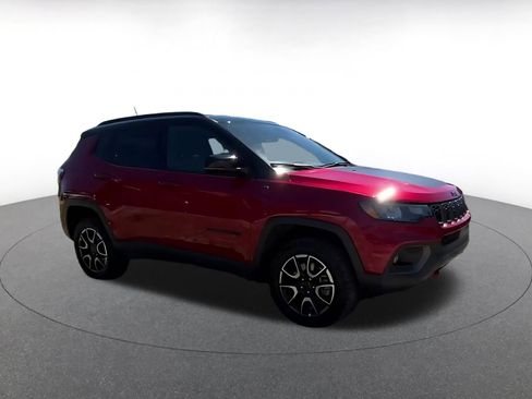Used 2025 Jeep Compass Trailhawk AWD/4WD image 2