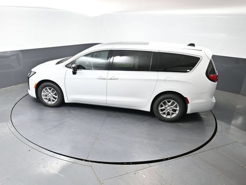 New 2027 Chrysler Pacifica Select FWD image 36
