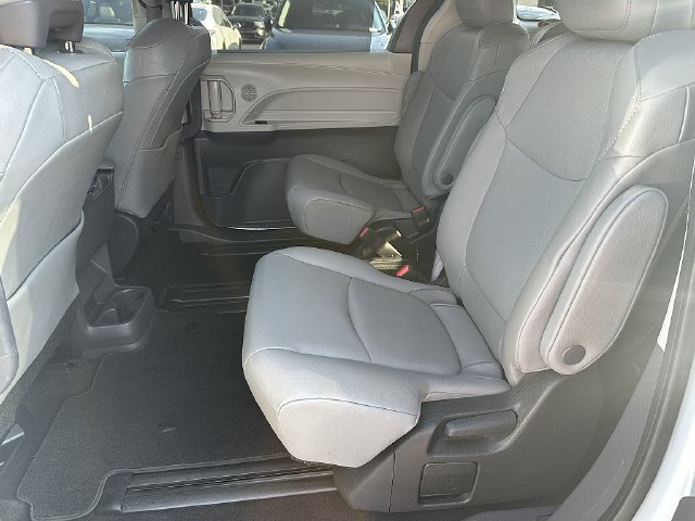 Used 2022 Toyota Sienna XLE FWD image 16