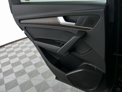 Used 2024 Audi Q5 e Premium w/ Convenience Package image 28