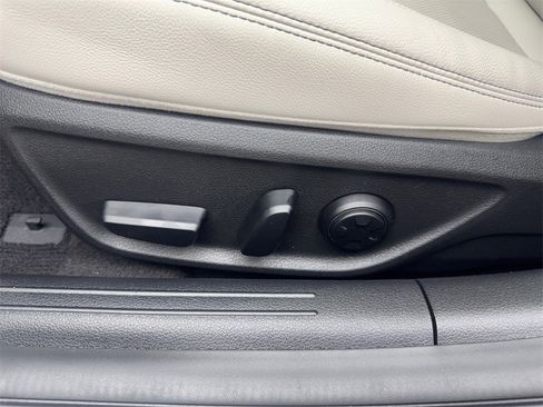 Used 2025 Genesis G70 2.5T image 30