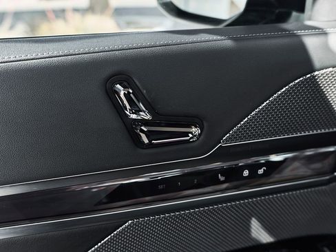 Used 2024 BMW 740i w/ Premium Package RWD image 18