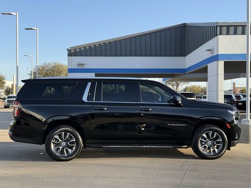 Certified 2024 Chevrolet Suburban LT image 3