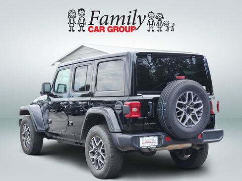 Used 2025 Jeep Wrangler Unlimited Sahara AWD/4WD image 3