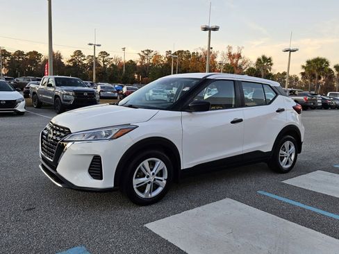 Used 2022 Nissan Kicks S image 2
