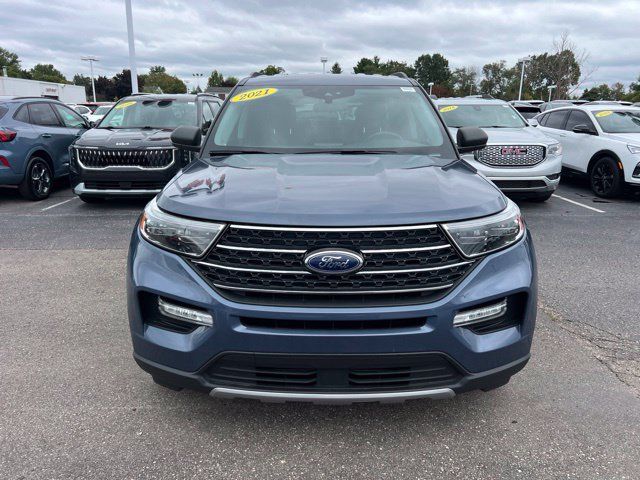 Used 2021 Ford Explorer XLT w/ Equipment Group 202A AWD/4WD image 2