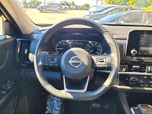 Used 2022 Nissan Pathfinder SV AWD/4WD image 9