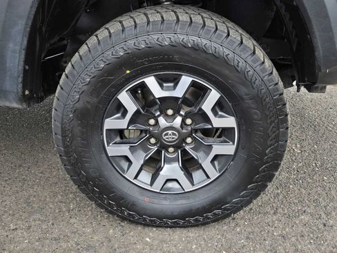 Used 2022 Toyota Tacoma TRD Off-Road AWD/4WD image 12