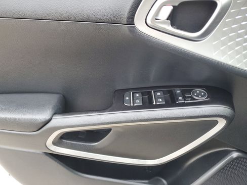 Used 2022 Kia Soul LX image 15