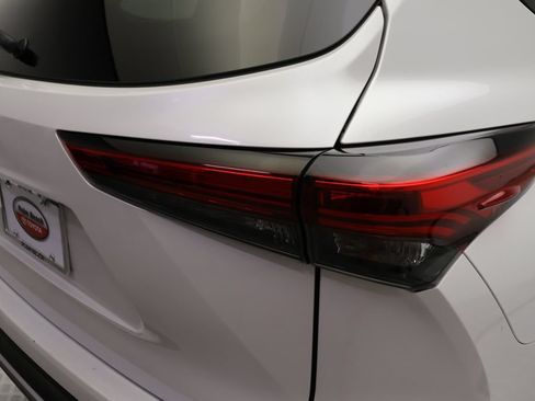 Used 2022 Toyota Highlander XSE FWD image 9