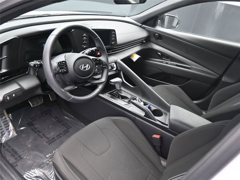 Certified 2025 Hyundai Elantra Sport image 9