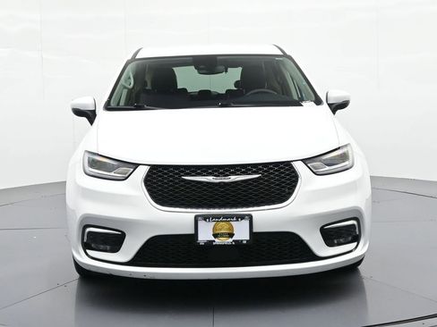 Used 2023 Chrysler Pacifica Touring-L FWD image 3