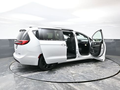 New 2026 Chrysler Pacifica Limited image 59