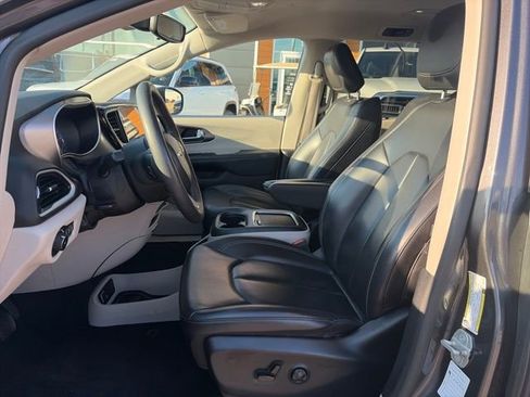 Used 2023 Chrysler Pacifica Touring-L image 16
