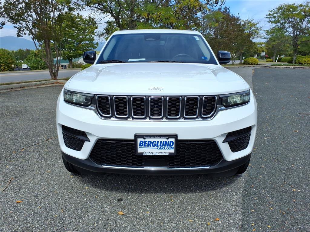 Used 2022 Jeep Grand Cherokee Laredo w/ Luxury Tech Group I RWD image 8
