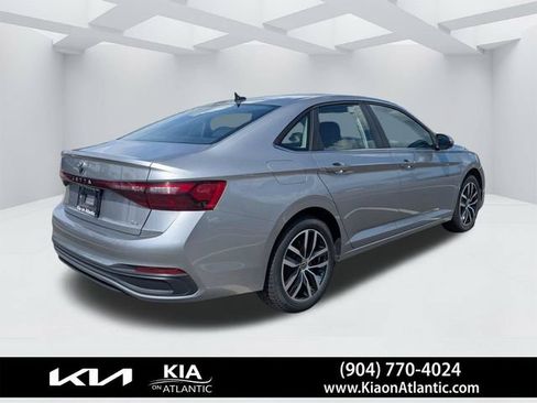 Used 2025 Volkswagen Jetta SE FWD image 3