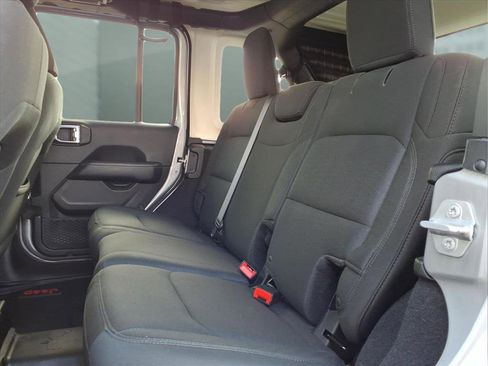 Used 2018 Jeep Wrangler Unlimited Sahara image 17