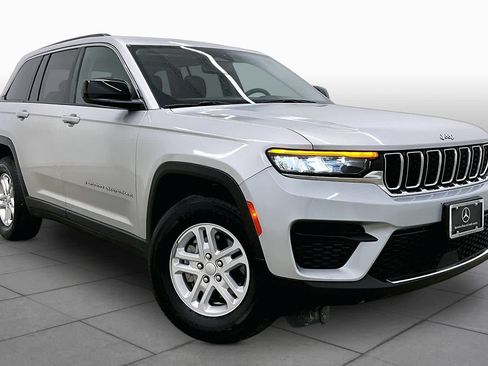 Used 2024 Jeep Grand Cherokee Laredo RWD image 3
