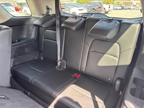 Used 2024 Nissan Pathfinder SL w/ Black Appearance Package FWD image 13