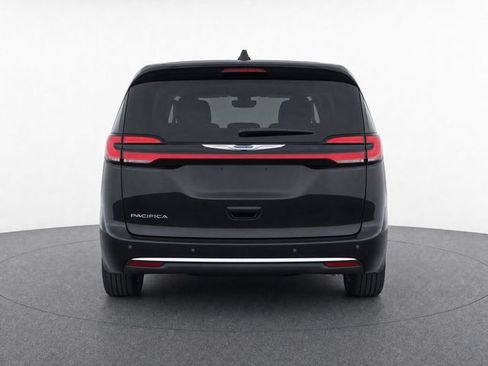 Used 2023 Chrysler Pacifica Touring-L FWD image 3