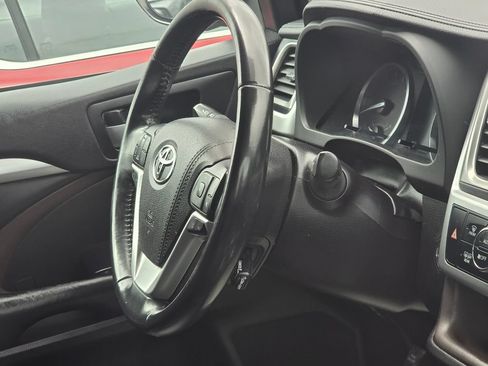 Used 2018 Toyota Highlander XLE AWD/4WD image 17
