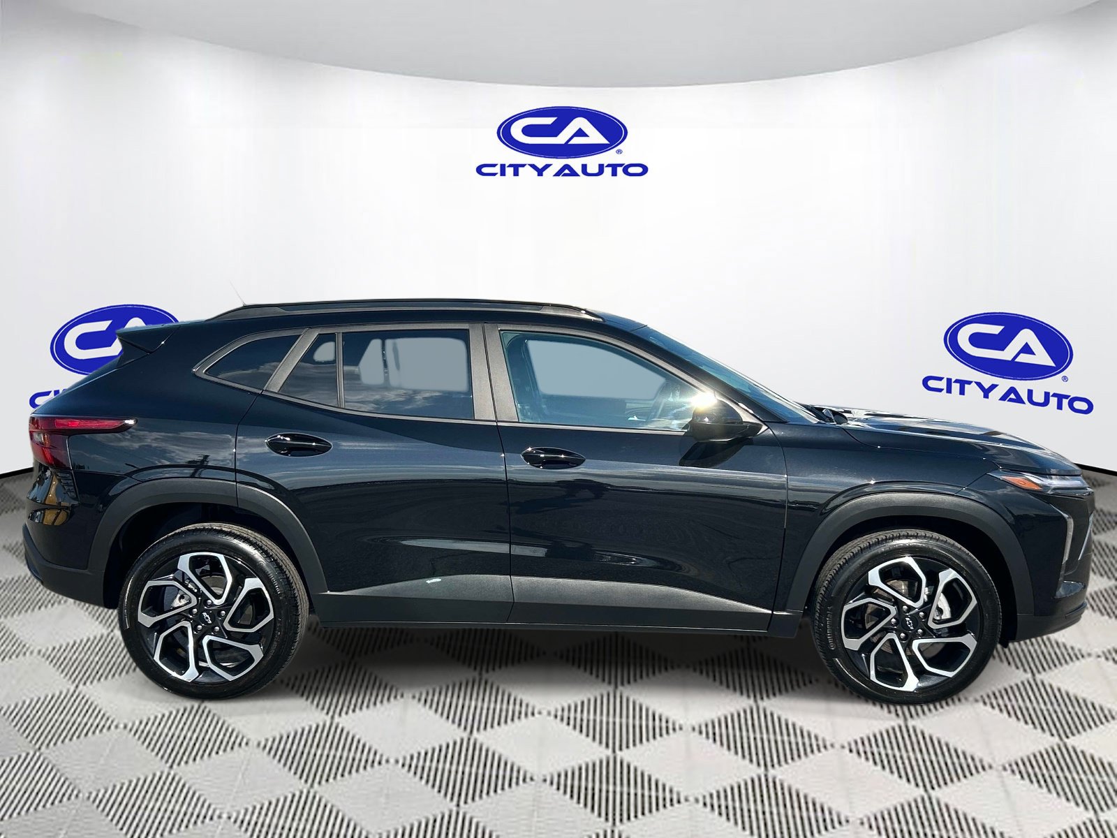 Used 2025 Chevrolet Trax RS w/ Sunroof Package FWD image 2